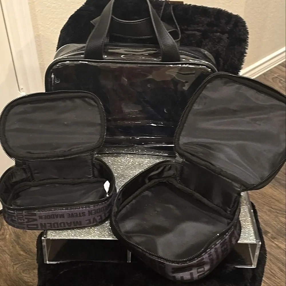 Steve Madden Logo/Clear Triple Compartment Weekender‎
